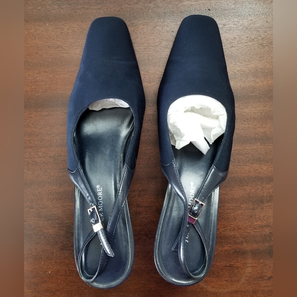 Women's navy sling-back shoes. Jennifer Moore. Size 8.5